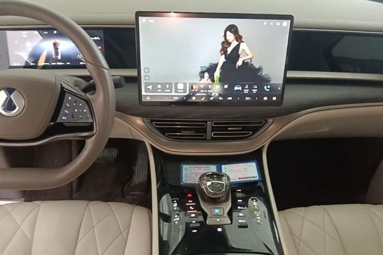Used Denza D9 2022 DM-i 970 Four-Wheel Drive Prestige Model Audio And AC Panel