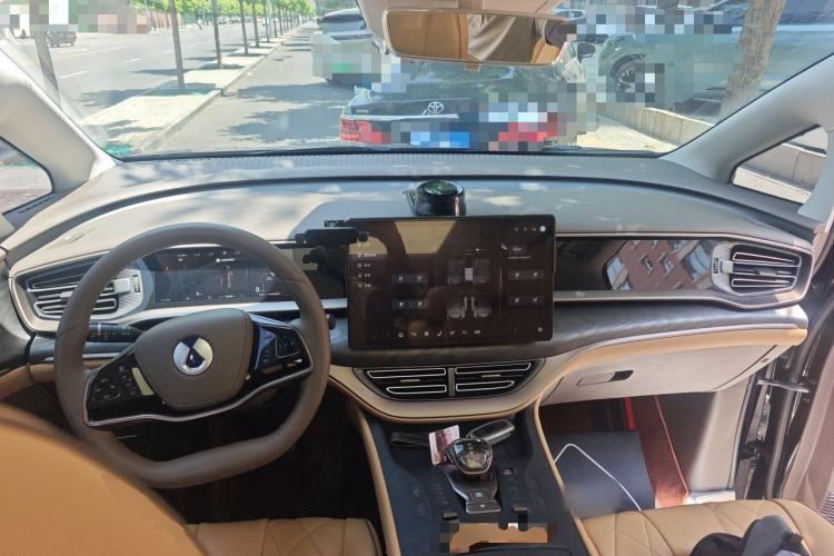 Used Denza D9 2022 DM-i 1040 Prestige Model Center Console
