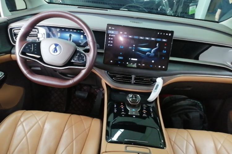 Used Denza D9 2022 DM-i 970 Four-Wheel Drive Prestige Model Center Console