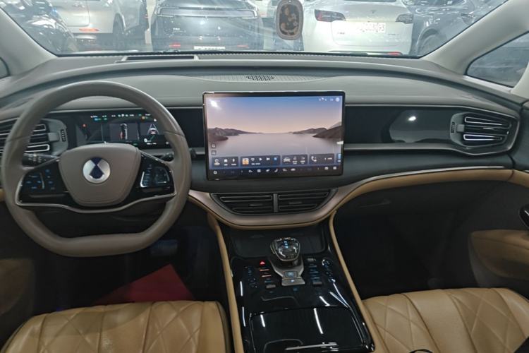 Used Denza D9 2022 DM-i 970 Four-Wheel Drive Prestige Model Center Console