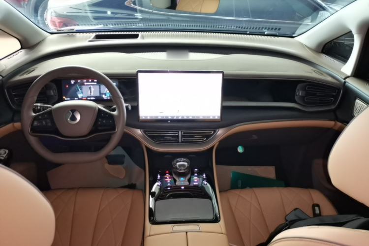 Used Denza D9 2022 DM-i 970 Four-Wheel Drive Prestige Model Center Console