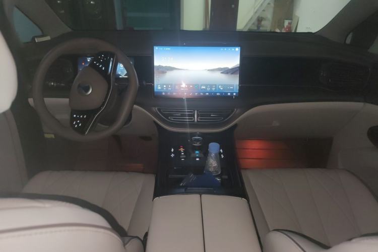 Used Denza D9 2022 DM-i 970 Four-Wheel Drive Flagship Model Center Console