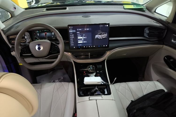 Used Denza D9 2022 DM-i 970 Four-Wheel Drive Flagship Model Center Console