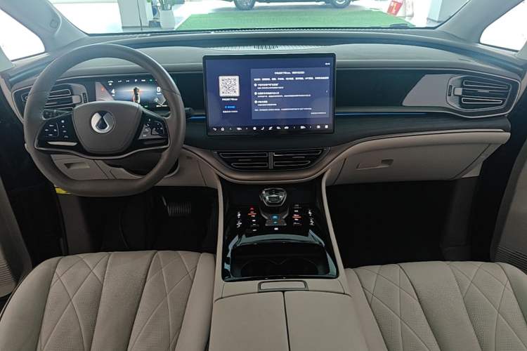 Used Denza D9 2022 DM-i 970 Four-Wheel Drive Flagship Model Center Console