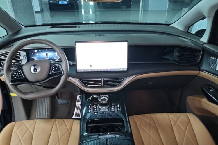 Used Denza D9 2022 DM-i 970 Four-Wheel Drive Prestige Model Center Console