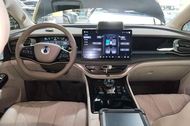 Used Denza D9 2022 DM-i 970 Four-Wheel Drive Flagship Model Center Console