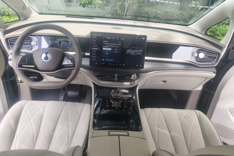 Used Denza D9 2022 DM-i 970 Four-Wheel Drive Flagship Model Center Console