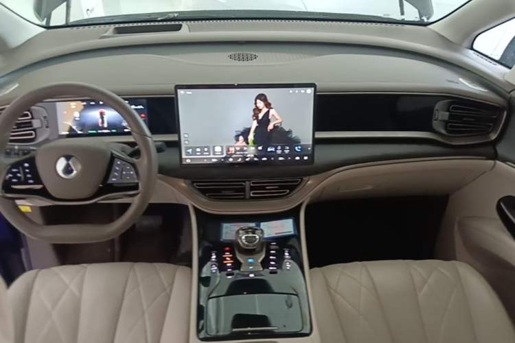Used Denza D9 2022 DM-i 970 Four-Wheel Drive Prestige Model Center Console