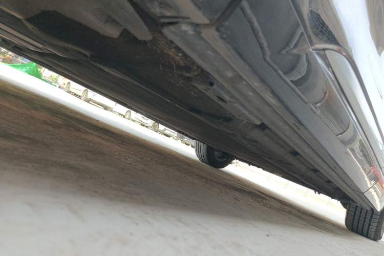 Used Denza D9 2022 DM-i 1040 Prestige Model Chassis Front Left
