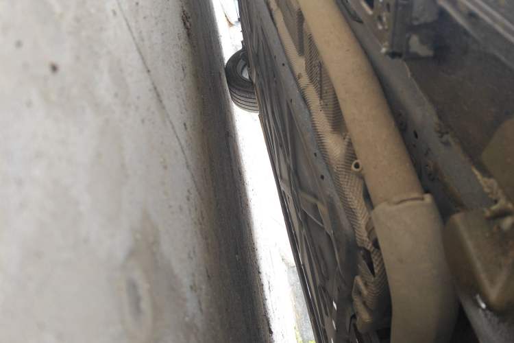 Used Denza D9 2022 DM-i 1040 Prestige Model Chassis Front Right
