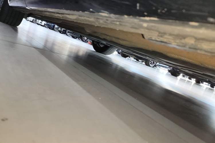 Used Denza D9 2022 DM-i 1040 Prestige Model Chassis Front Right