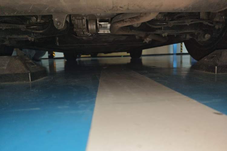 Used Denza D9 2022 DM-i 970 Four-Wheel Drive Flagship Model Chassis Rear