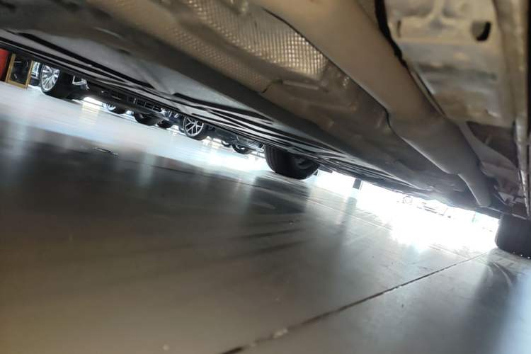 Used Denza D9 2022 DM-i 1040 Prestige Model Chassis Rear Right