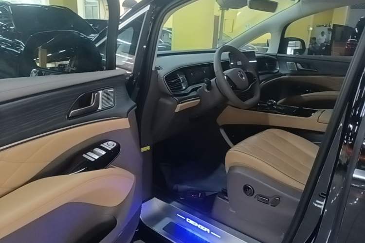 Used Denza D9 2022 DM-i 970 Four-Wheel Drive Flagship Model Driver Seat