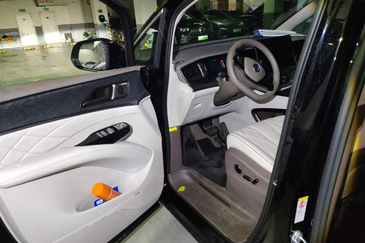 Used Denza D9 2022 DM-i 1040 Prestige Model Driver Seat