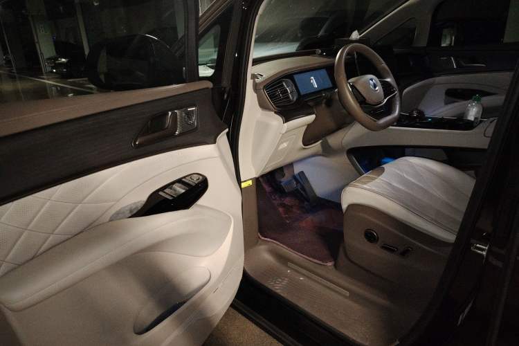Used Denza D9 2022 DM-i 970 Four-Wheel Drive Prestige Model Driver Seat