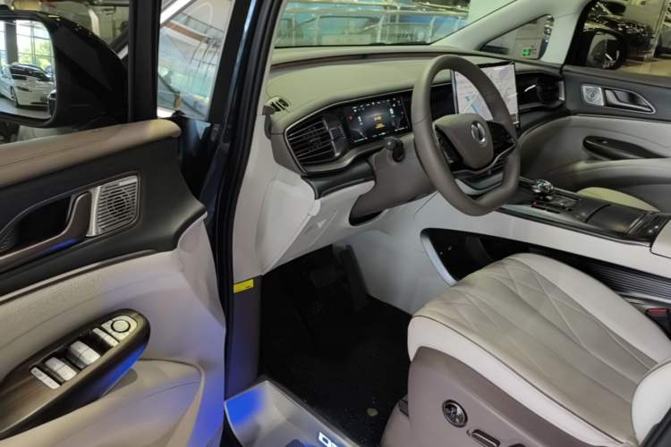 Used Denza D9 2022 DM-i 970 Four-Wheel Drive Prestige Model Driver Seat