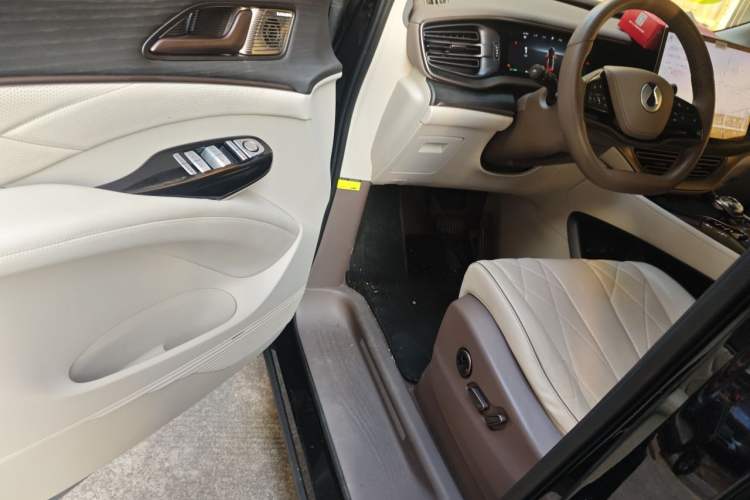 Used Denza D9 2022 DM-i 970 Four-Wheel Drive Prestige Model Driver Seat