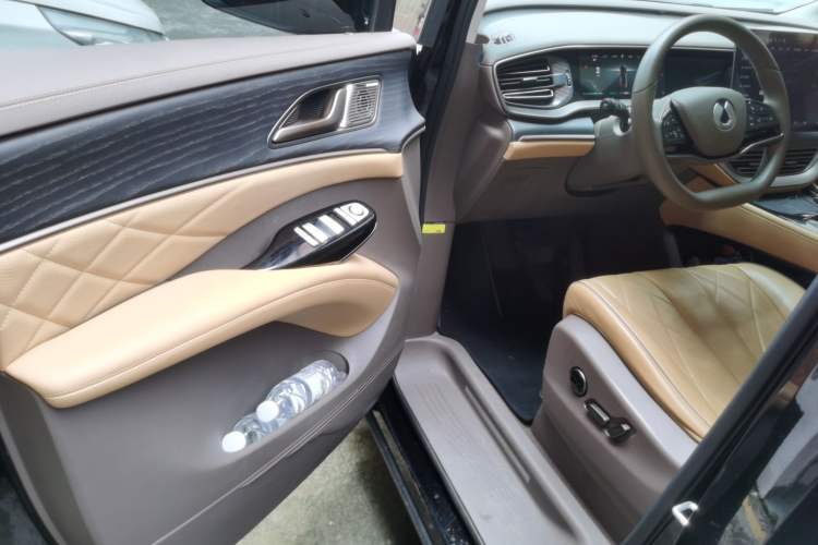 Used Denza D9 2022 DM-i 970 Four-Wheel Drive Flagship Model Driver Seat
