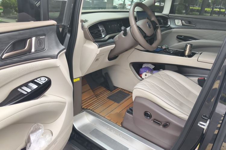 Used Denza D9 2022 DM-i 1040 Prestige Model Driver Seat