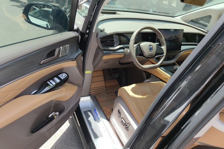 Used Denza D9 2022 EV 600 Four-Wheel Drive Flagship Model Driver Seat