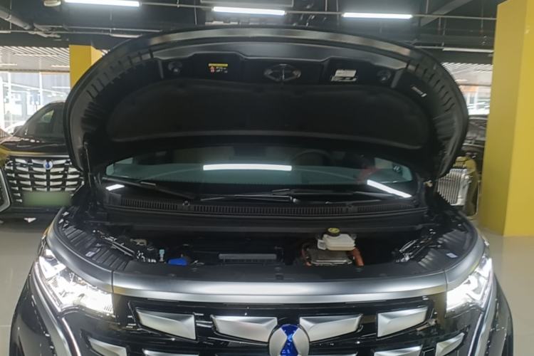 Used Denza D9 2022 DM-i 970 Four-Wheel Drive Flagship Model Engine Bay