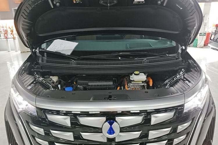 Used Denza D9 2022 DM-i 970 Four-Wheel Drive Flagship Model Engine Bay