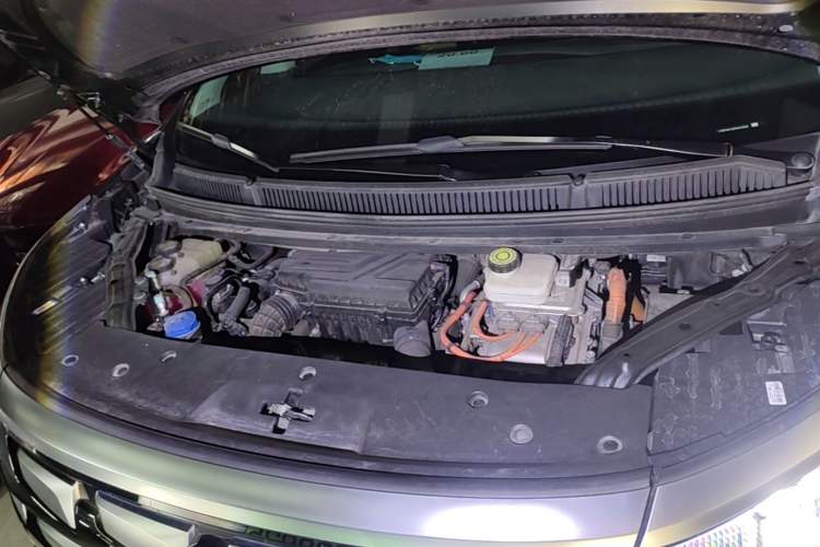 Used Denza D9 2022 DM-i 1040 Prestige Model Engine Bay