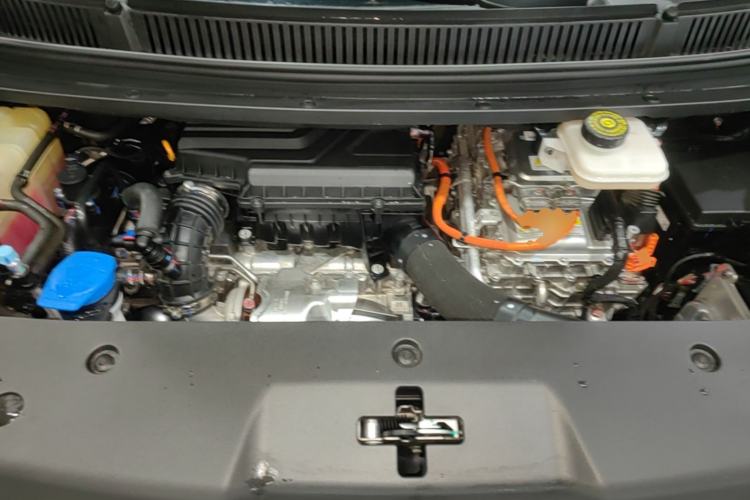 Used Denza D9 2022 DM-i 1040 Prestige Model Engine Bay