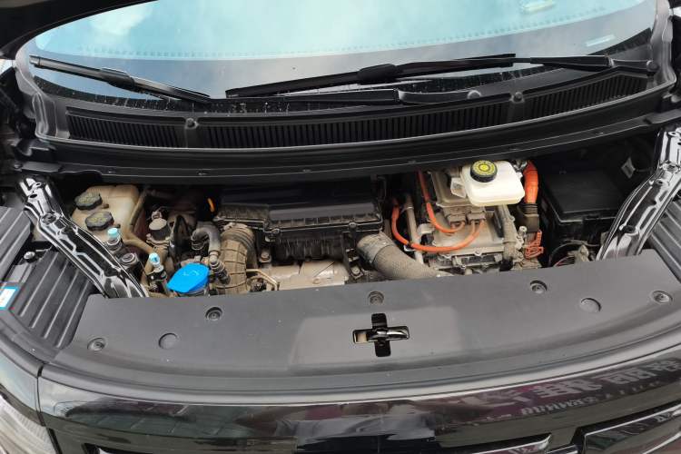 Used Denza D9 2022 DM-i 1040 Prestige Model Engine Bay