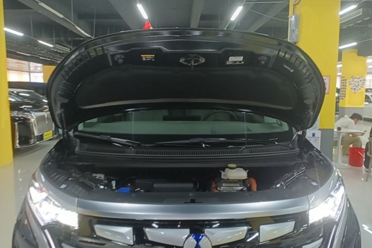 Used Denza D9 2022 DM-i 970 Four-Wheel Drive Flagship Model Engine Bay