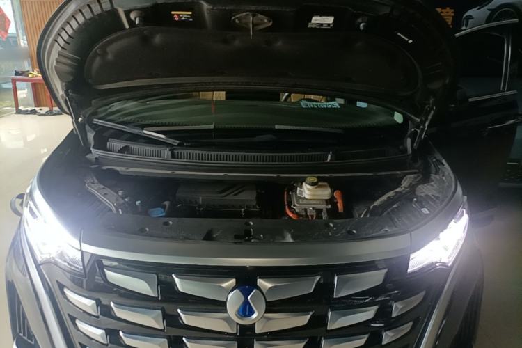 Used Denza D9 2022 DM-i 1040 Prestige Model Engine Bay