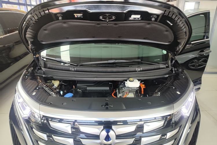 Used Denza D9 2022 DM-i 945 Luxury Model Engine Bay