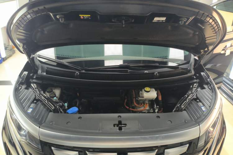 Used Denza D9 2022 DM-i 1040 Prestige Model Engine Bay