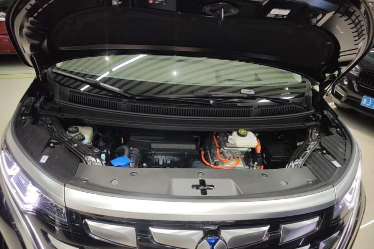 Used Denza D9 2022 DM-i 970 Four-Wheel Drive Flagship Model Engine Bay