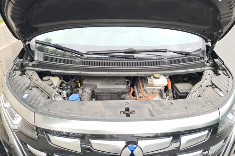 Used Denza D9 2022 DM-i 970 Four-Wheel Drive Flagship Model Engine Bay