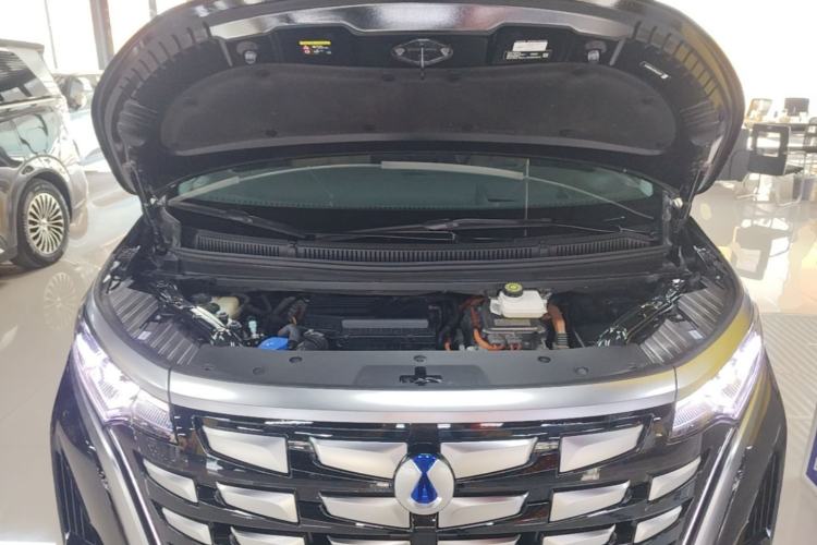 Used Denza D9 2022 DM-i 970 Four-Wheel Drive Flagship Model Engine Bay