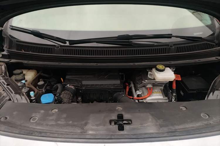 Used Denza D9 2022 DM-i 945 Luxury Model Engine Bay