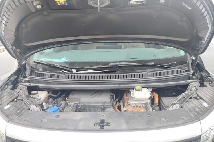 Used Denza D9 2022 DM-i 970 Four-Wheel Drive Flagship Model Engine Bay