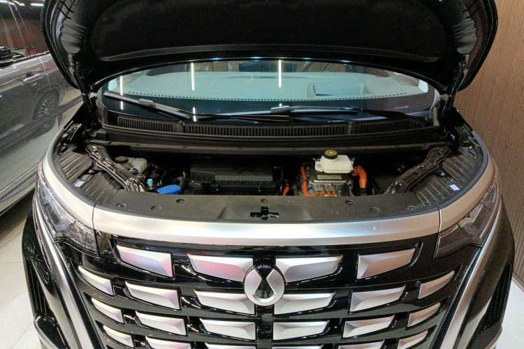 Used Denza D9 2022 DM-i 970 Four-Wheel Drive Flagship Model Engine Bay
