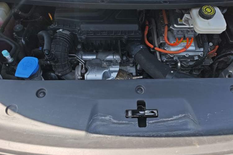Used Denza D9 2022 DM-i 970 Four-Wheel Drive Flagship Model Engine Bay