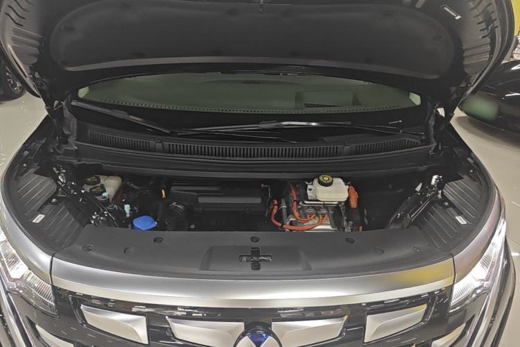 Used Denza D9 2022 DM-i 970 Four-Wheel Drive Flagship Model Engine Bay