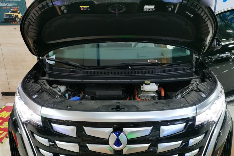 Used Denza D9 2022 DM-i 970 Four-Wheel Drive Flagship Model Engine Bay