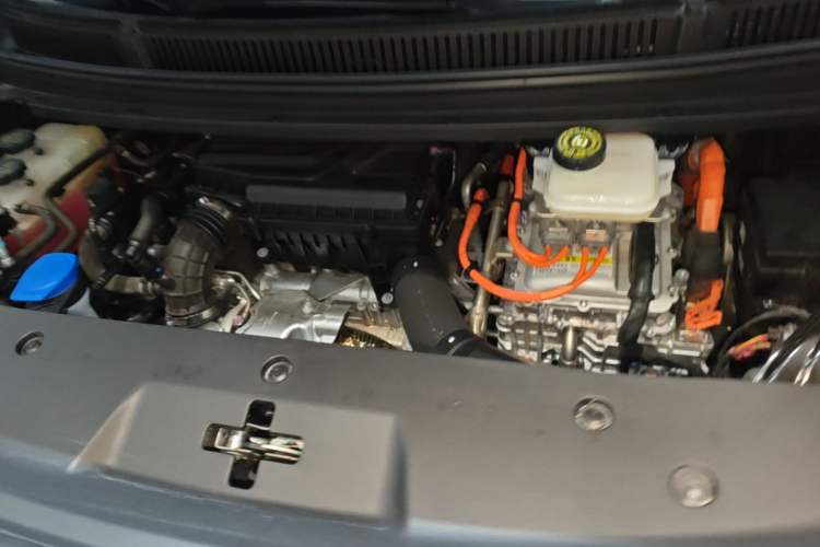 Used Denza D9 2022 DM-i 1040 Prestige Model Engine Bay