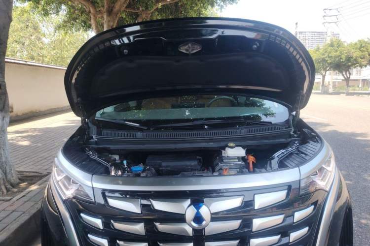 Used Denza D9 2022 DM-i 945 Luxury Model Engine Bay