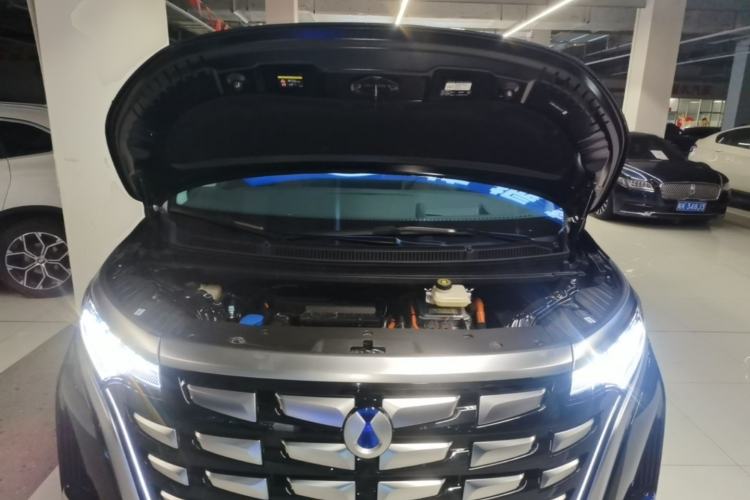 Used Denza D9 2022 DM-i 970 Four-Wheel Drive Flagship Model Engine Bay