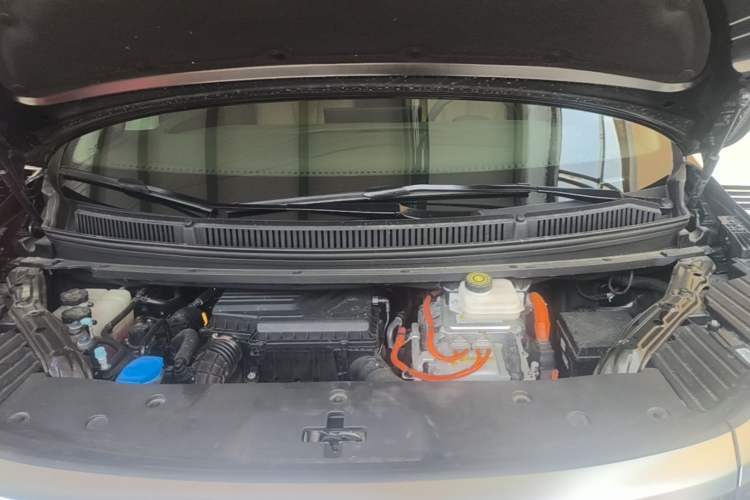 Used Denza D9 2022 DM-i 1040 Prestige Model Engine Bay