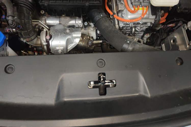 Used Denza D9 2022 DM-i 970 Four-Wheel Drive Flagship Model Engine Bay