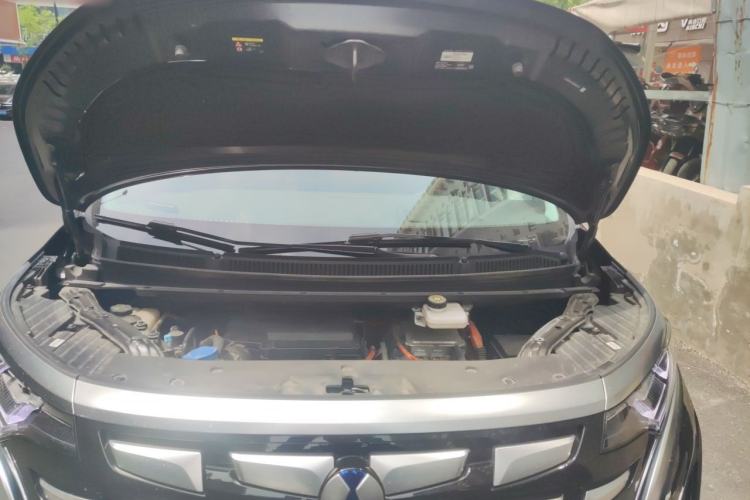 Used Denza D9 2022 DM-i 970 Four-Wheel Drive Flagship Model Engine Bay