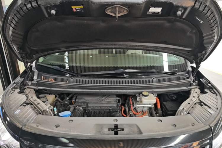 Used Denza D9 2022 DM-i 1040 Prestige Model Engine Bay